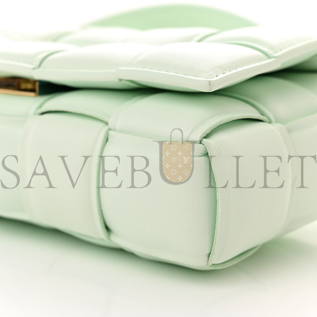 bo*te*ga Ve*ne*ta nappa maxi intrecciato small padded cassette crossbody bag glacier (19*12*5cm)