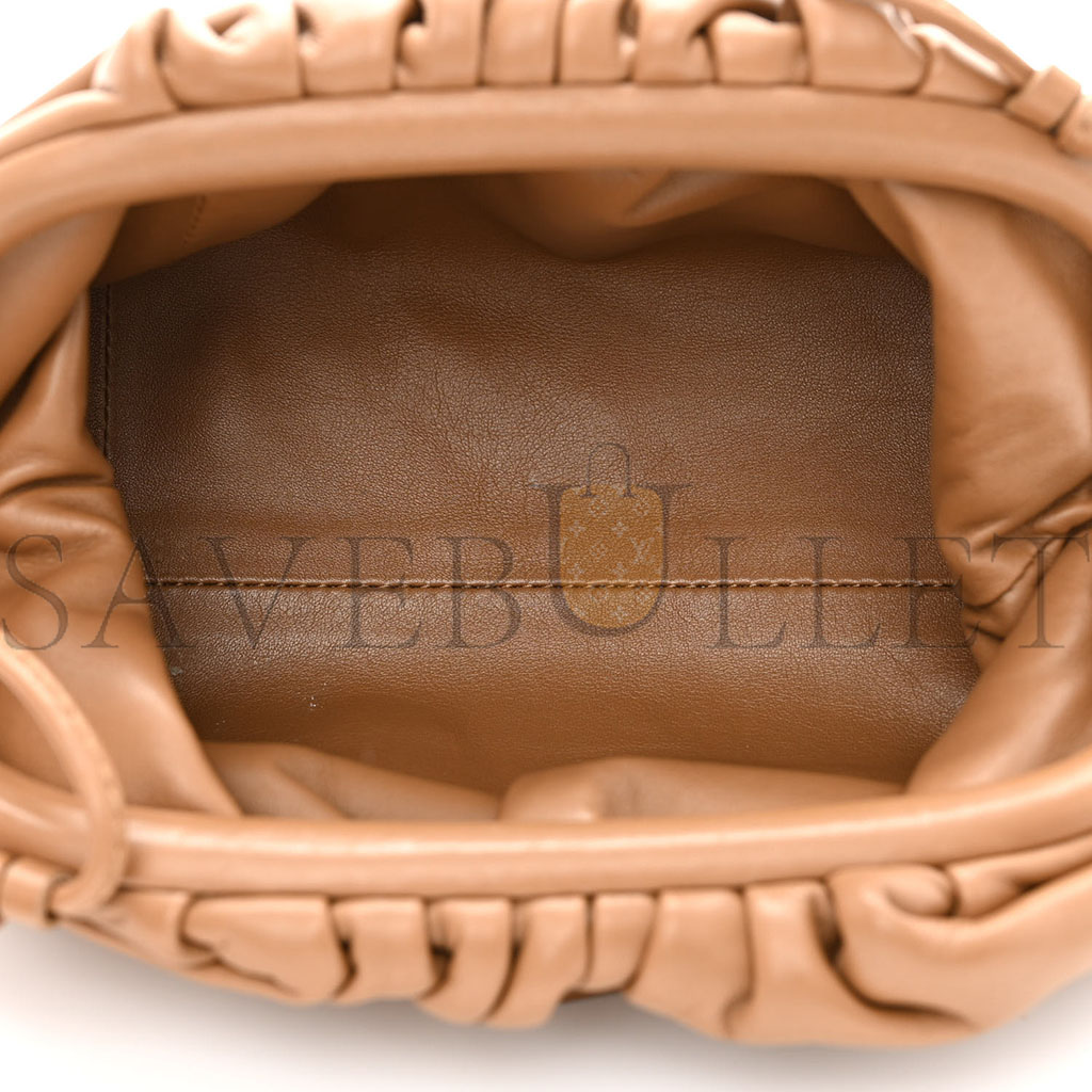 bo*te*ga Ve*ne*ta butter calfskin the mini pouch cammello (22*13*6cm)