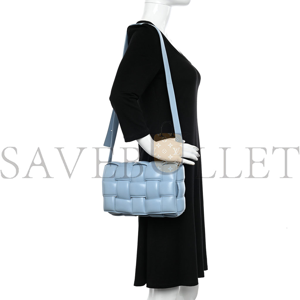 bo*te*ga Ve*ne*ta nappa maxi intreccio padded cassette crossbody bag ice (26*18*8cm)