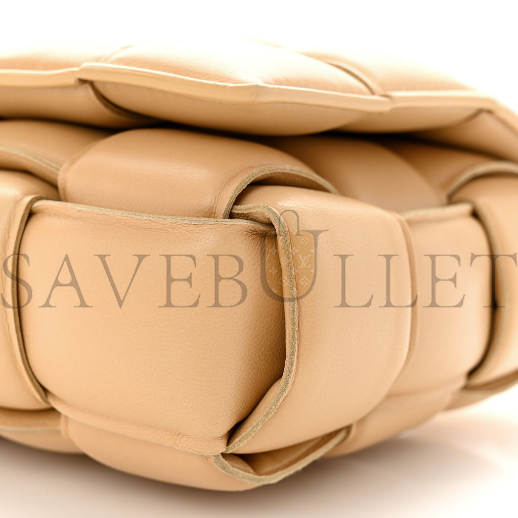 bo*te*ga Ve*ne*ta nappa maxi intrecciato padded cassette crossbody bag almond (26*18*8cm)