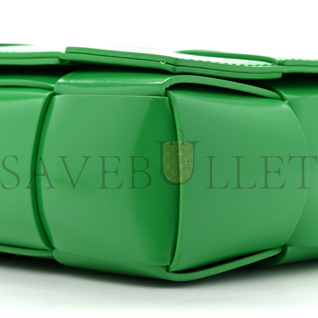 bo*te*ga Ve*ne*ta patent maxi intrecciato cassette crossbody bag parakeet (23*15*5.5cm)