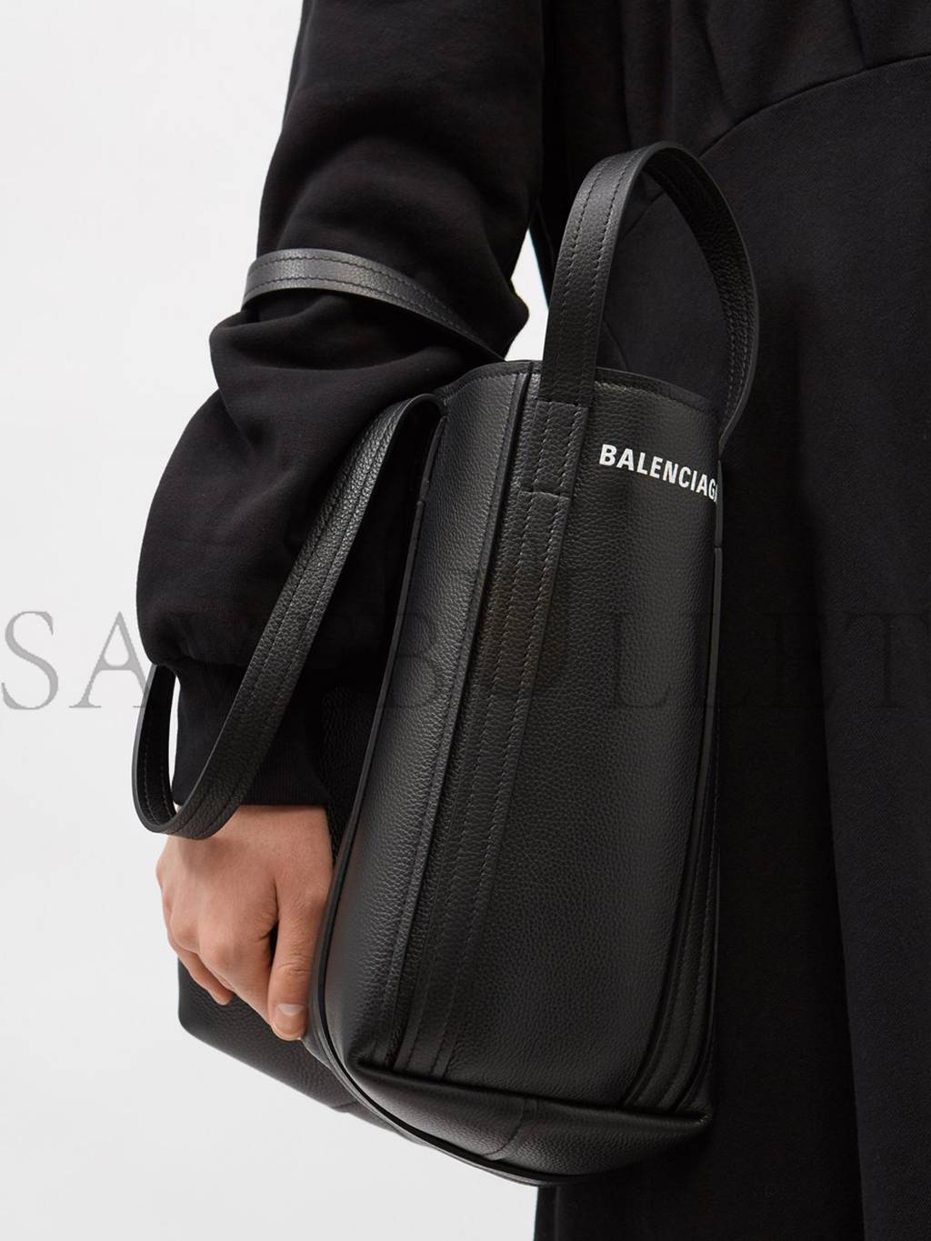 Ba*len*cia*ga black everyday logo-print leather tote bag matchesfashion us (22.5*14.5*10cm)
